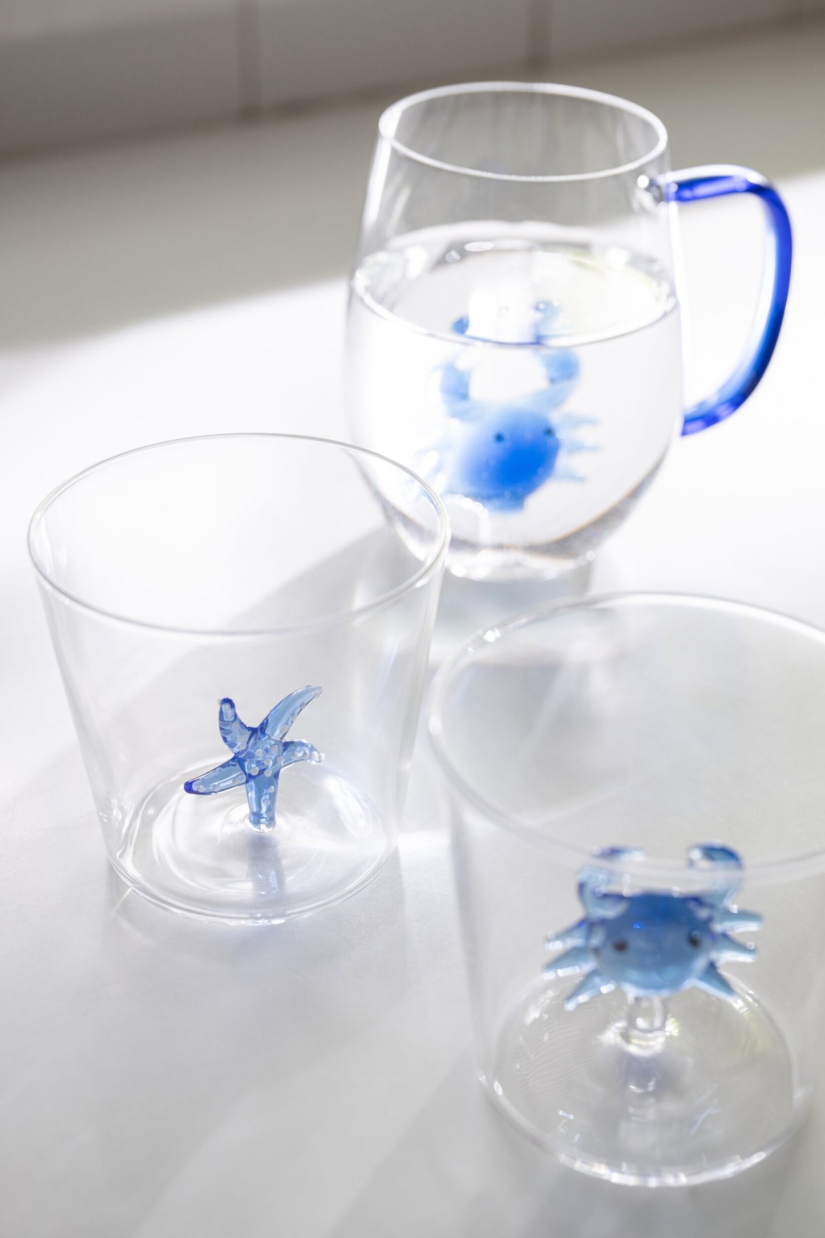Bicchieri d’acqua J-Line a forma di stella marina/granchio con manico, blu/trasparenti assortiti – 2 pezzi